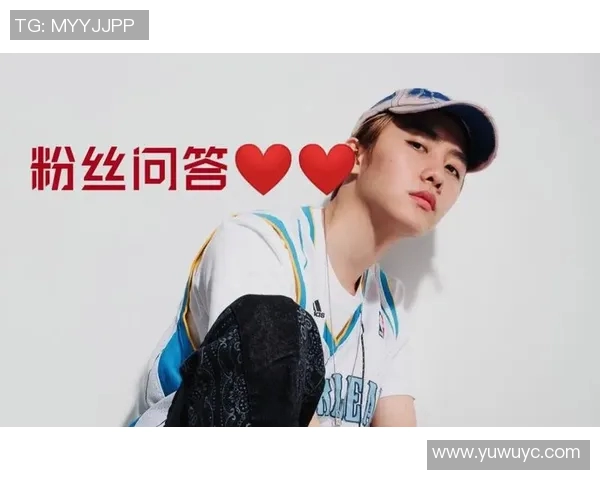 足球明星与粉丝亲密合影瞬间记录热爱与梦想的美好时刻